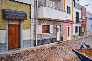 Europa, Portugal, Algarve, Litoral, Sotavento, Distrikt Faro, Olhao, Gasse mit typischen Häusern mit Kachelfassade Europa, Portugal, Algarve, Litoral, Sotavento, Distrikt Faro, Olhao, Gasse mit typischen Häusern mit Kachelfassade
